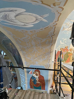 Палехские мастера не остановили работу в Луганском храме даже в Троицу
